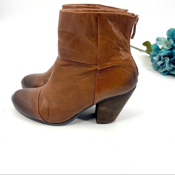 Vince Camuto Hadley brown leather bootie 8 - Picture 1 of 12